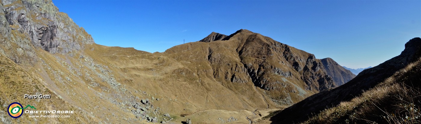 25 Sguardo indietro alla conca di Val Salmurano.jpg